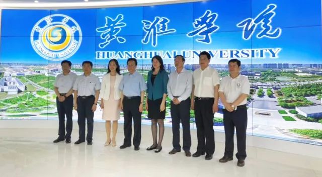 中華職業(yè)教育社理事長(zhǎng)陳昌智、河南省副省長(zhǎng)霍金花一行參觀展廳